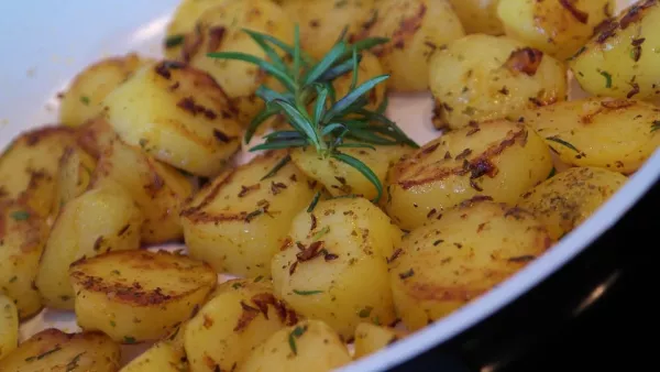 Guss-Hochrandpfanne Bratkartoffeln Guss-Hochrandpfanne Bratkartoffeln