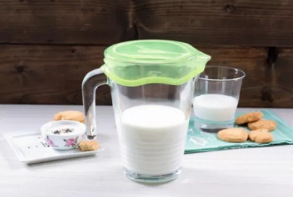 Silikondeckel Capflex in verschiedenen Größen mit Milch