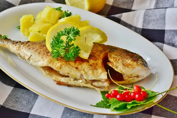 Guss-Fischpfanne mit Fisch Guss-Fischpfanne mit Fisch