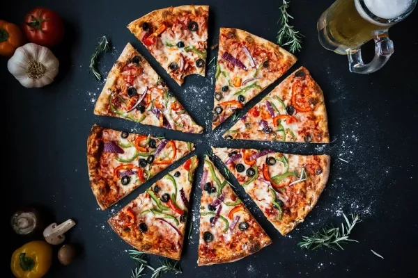 Pizzablech mit Pizza Pizzablech mit Pizza